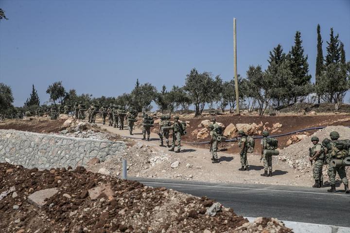 Komandolar Suriye sınırında devriyede