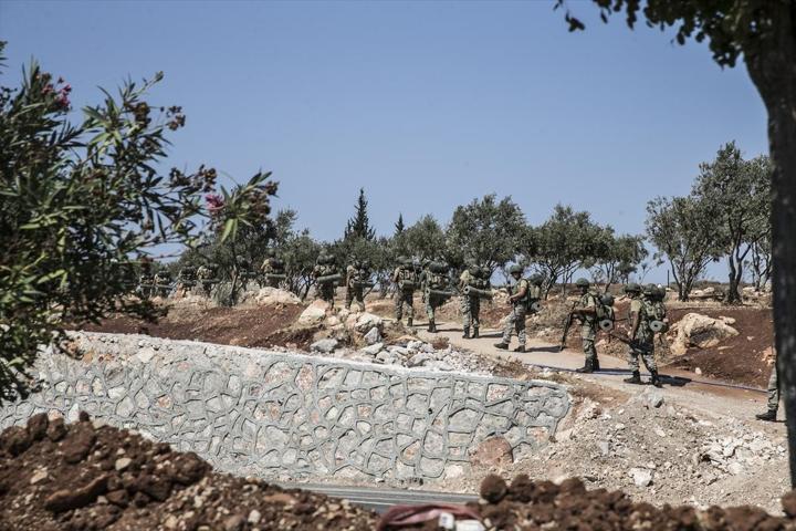 Komandolar Suriye sınırında devriyede