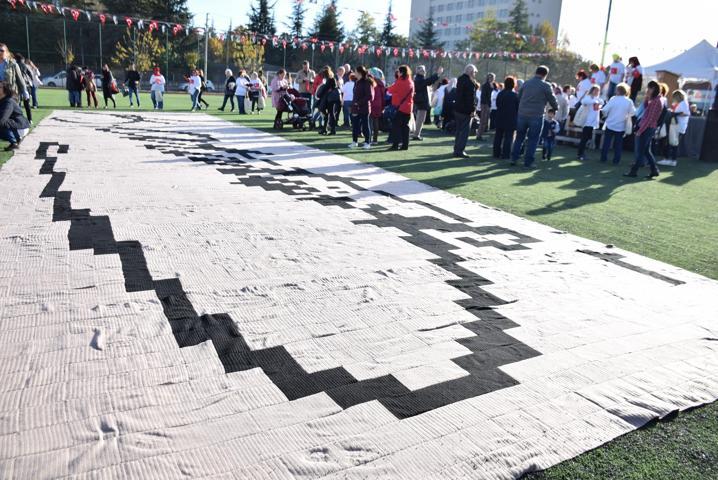 Eskişehirli kadınlar Atatürkün imzasını ilmek ilmek işledi