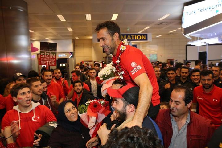 Dünya ikincisi milli futbolcular yurda döndü