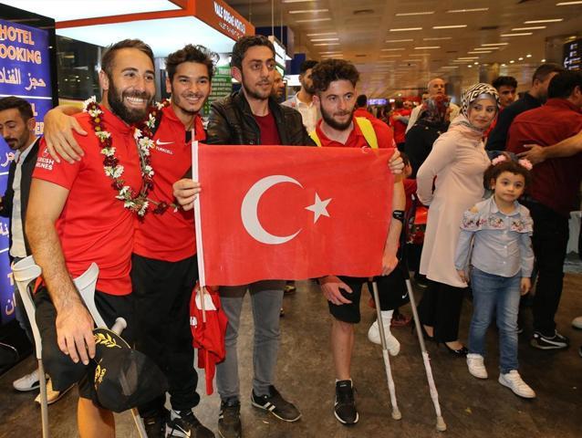Dünya ikincisi milli futbolcular yurda döndü