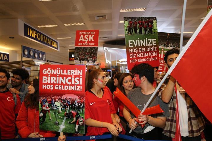 Dünya ikincisi milli futbolcular yurda döndü