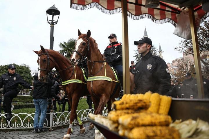 Sultanahmet Meydanında atlı polisler göreve başladı