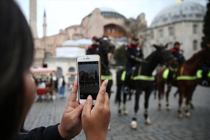 Sultanahmet Meydanında atlı polisler göreve başladı