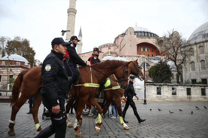 Sultanahmet Meydanında atlı polisler göreve başladı