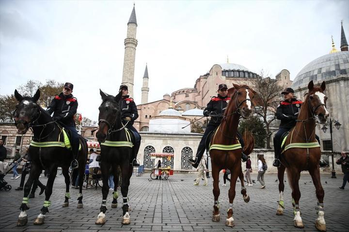 Sultanahmet Meydanında atlı polisler göreve başladı