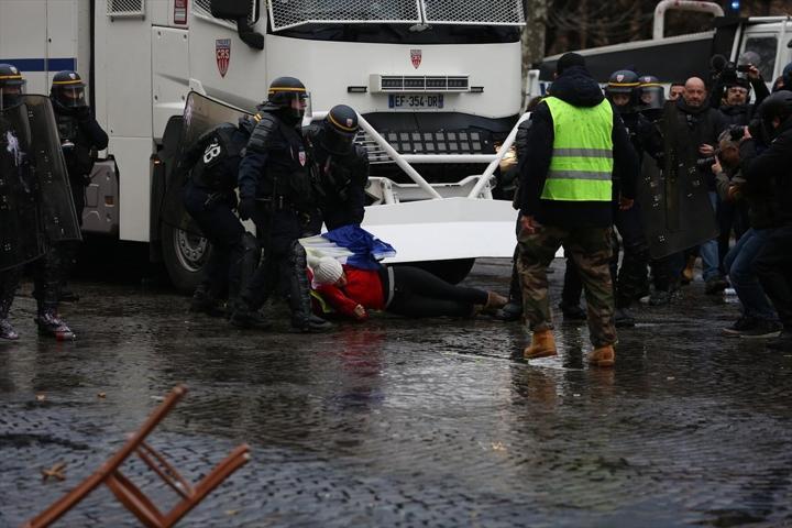Fransada sokaklar yatışmıyor
