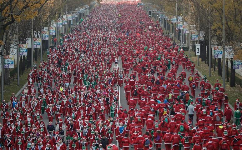 Binlerce Noel Baba, Madrid sokaklarında koştu
