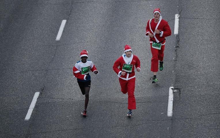 Binlerce Noel Baba, Madrid sokaklarında koştu