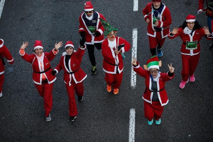 Binlerce Noel Baba, Madrid sokaklarında koştu
