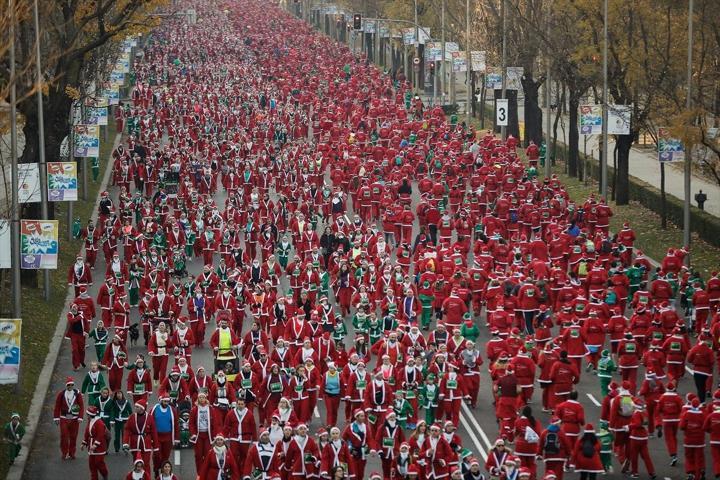 Binlerce Noel Baba, Madrid sokaklarında koştu