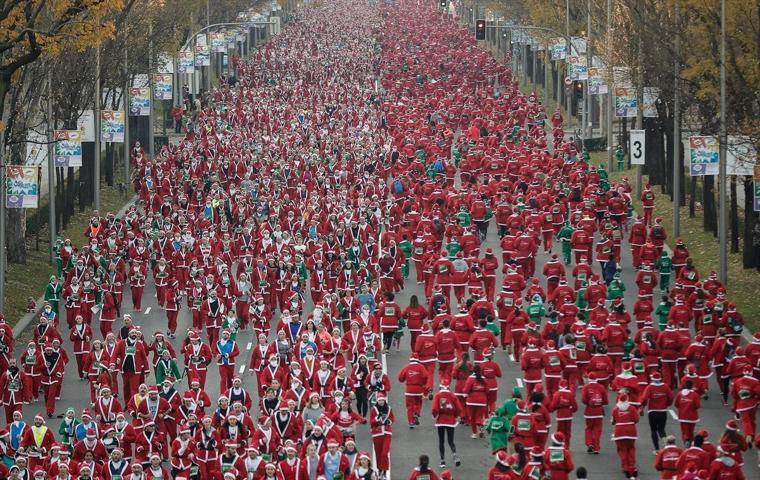 Binlerce Noel Baba, Madrid sokaklarında koştu