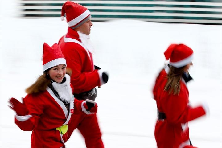 Binlerce Noel Baba yardım kuruluşu için koştu