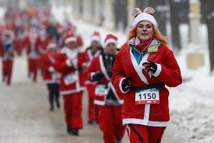 Binlerce Noel Baba yardım kuruluşu için koştu