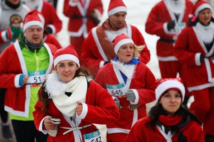 Binlerce Noel Baba yardım kuruluşu için koştu