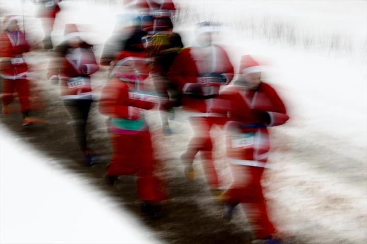Binlerce Noel Baba yardım kuruluşu için koştu