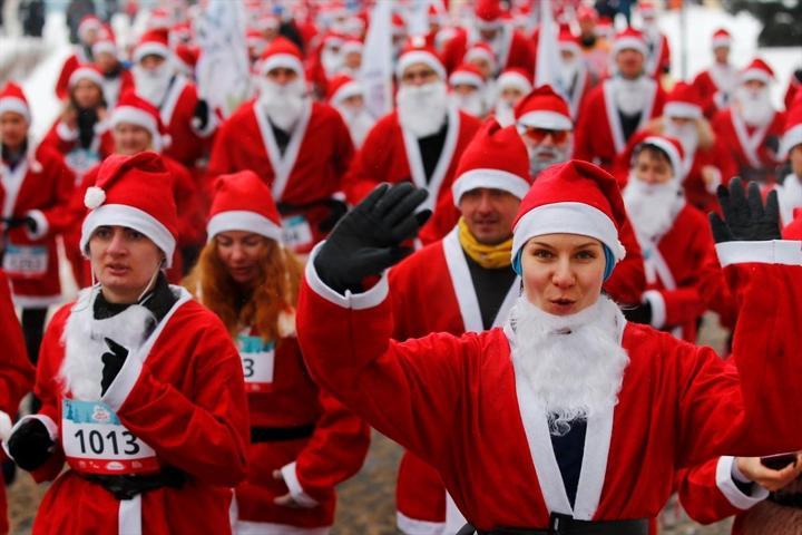 Binlerce Noel Baba yardım kuruluşu için koştu
