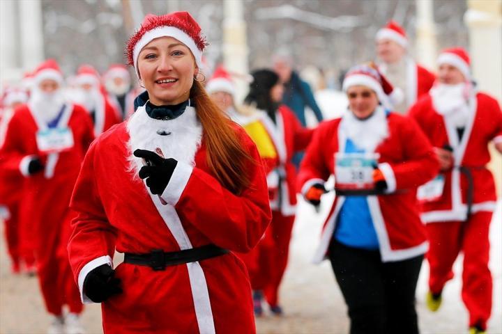 Binlerce Noel Baba yardım kuruluşu için koştu