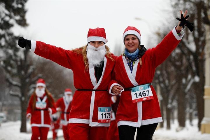 Binlerce Noel Baba yardım kuruluşu için koştu