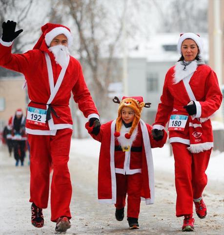Binlerce Noel Baba yardım kuruluşu için koştu