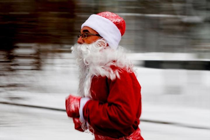 Binlerce Noel Baba yardım kuruluşu için koştu