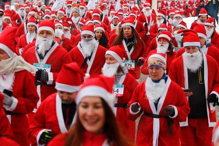 Binlerce Noel Baba yardım kuruluşu için koştu