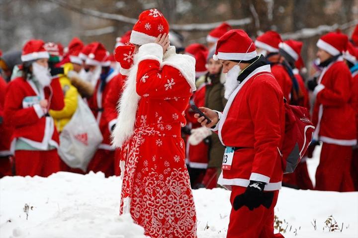 Binlerce Noel Baba yardım kuruluşu için koştu