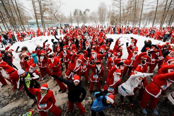 Binlerce Noel Baba yardım kuruluşu için koştu