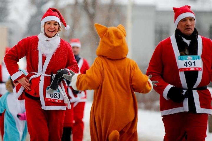 Binlerce Noel Baba yardım kuruluşu için koştu