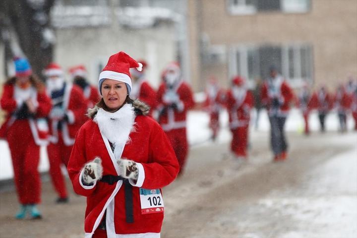 Binlerce Noel Baba yardım kuruluşu için koştu