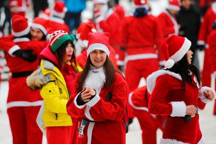 Binlerce Noel Baba yardım kuruluşu için koştu