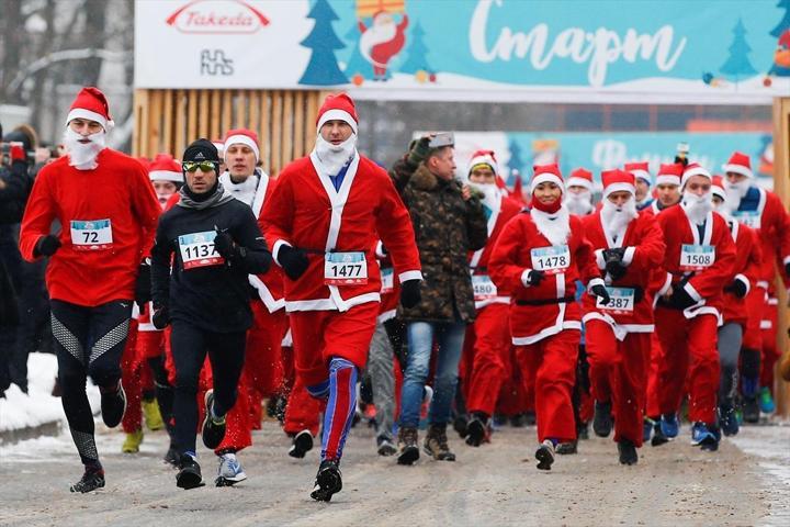 Binlerce Noel Baba yardım kuruluşu için koştu