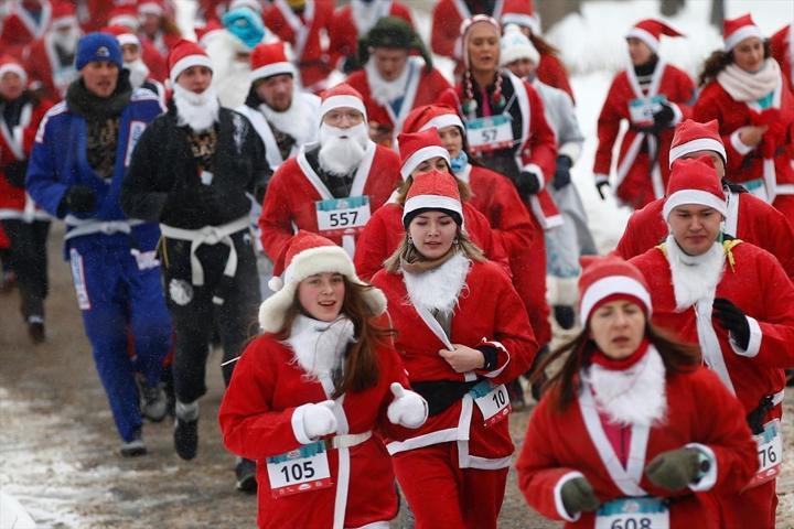 Binlerce Noel Baba yardım kuruluşu için koştu