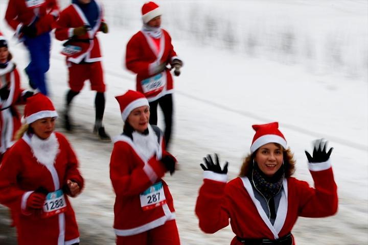 Binlerce Noel Baba yardım kuruluşu için koştu