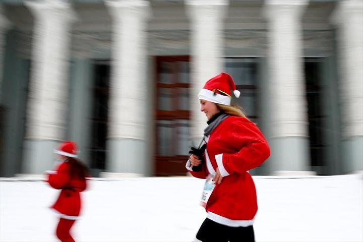 Binlerce Noel Baba yardım kuruluşu için koştu