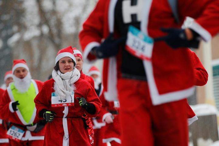Binlerce Noel Baba yardım kuruluşu için koştu