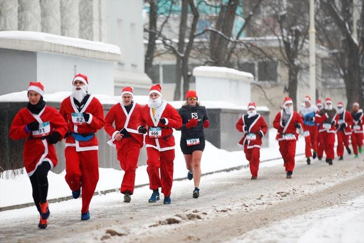 Binlerce Noel Baba yardım kuruluşu için koştu