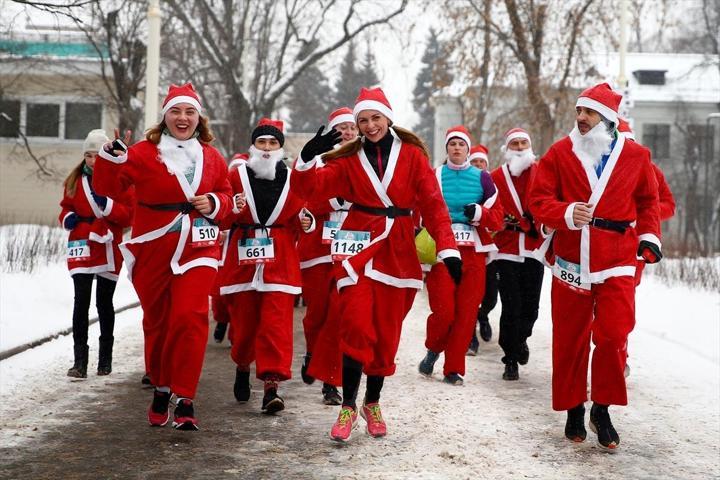 Binlerce Noel Baba yardım kuruluşu için koştu