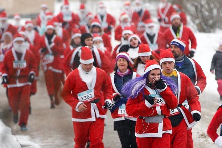 Binlerce Noel Baba yardım kuruluşu için koştu