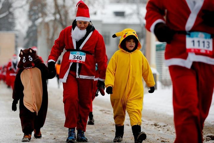 Binlerce Noel Baba yardım kuruluşu için koştu