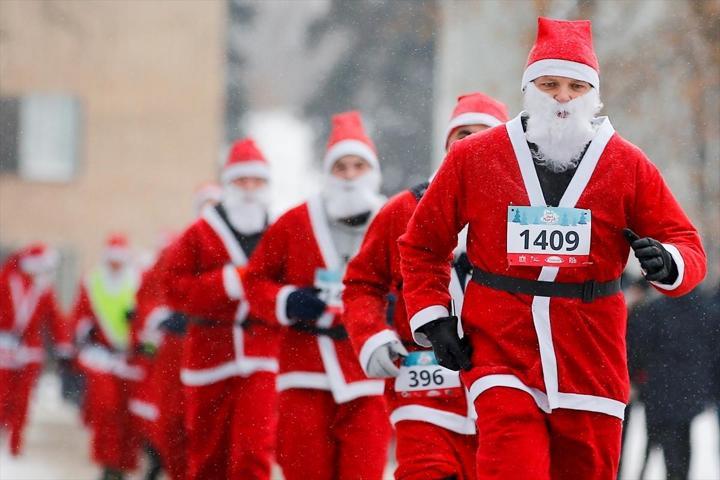 Binlerce Noel Baba yardım kuruluşu için koştu