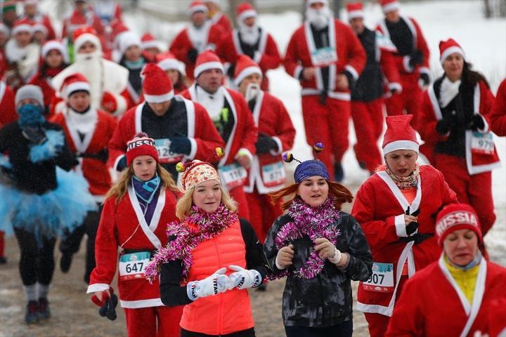 Binlerce Noel Baba yardım kuruluşu için koştu