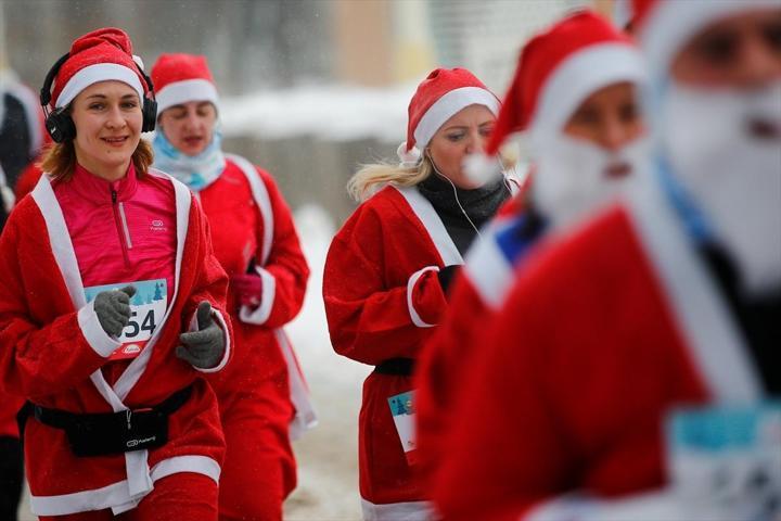 Binlerce Noel Baba yardım kuruluşu için koştu