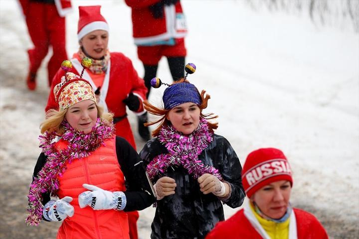 Binlerce Noel Baba yardım kuruluşu için koştu