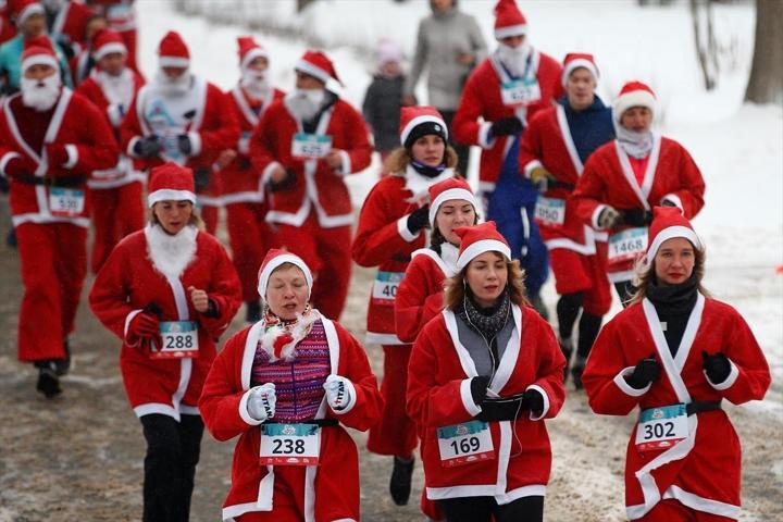 Binlerce Noel Baba yardım kuruluşu için koştu