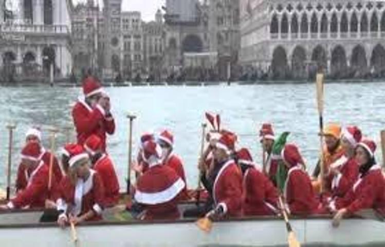 Venedik kanallarında gondolcuların Noel Baba gösterisi