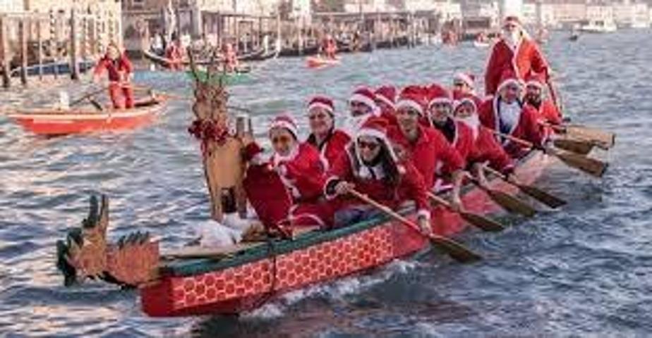 Venedik kanallarında gondolcuların Noel Baba gösterisi