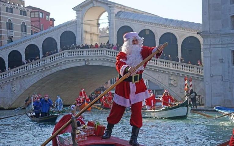 Venedik kanallarında gondolcuların Noel Baba gösterisi