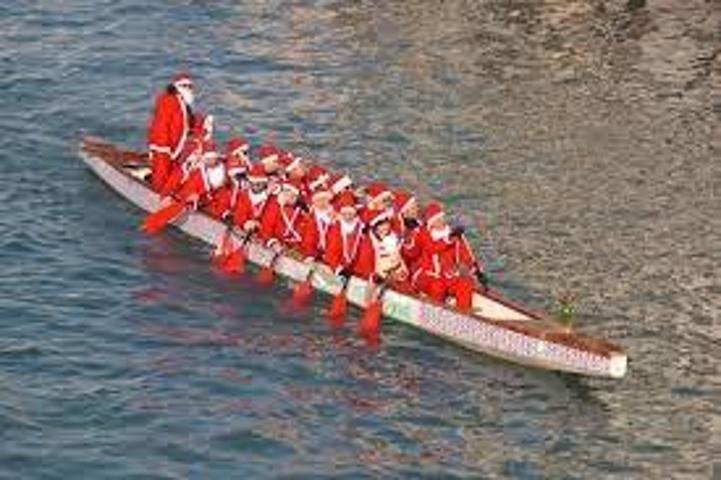 Venedik kanallarında gondolcuların Noel Baba gösterisi