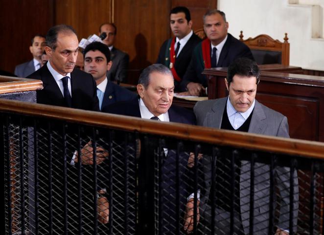Mursi ve Mübarek ilk kez mahkemede yüzleşti